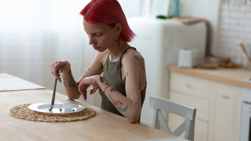 How Signs of Eating Disorders in Women Affect Daily Life